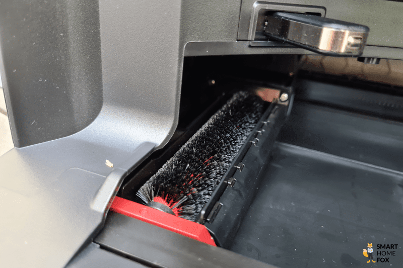 Чистящая щетка ультрастанции Roborock S7 Pro видна на снимке крупным планом